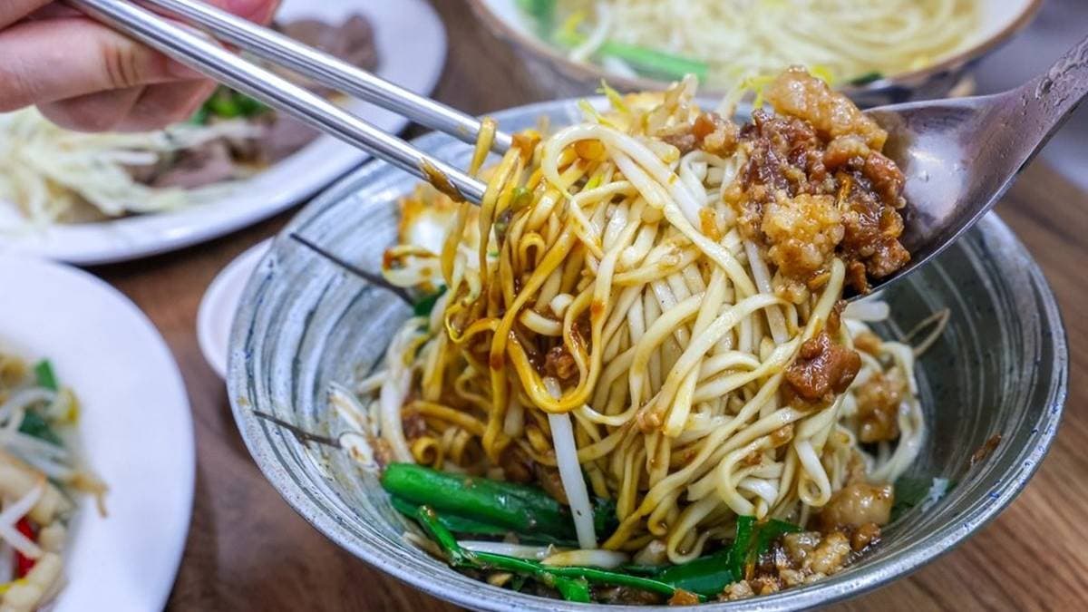 「切仔乾意麵」拌上店家自製的肉燥香氣十足。（圖片來源：陳小可的吃喝玩樂）