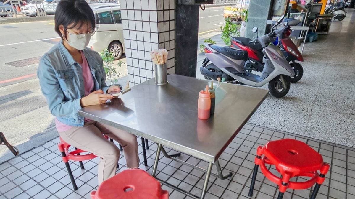 現場有提供簡單的座位可以內用，不過多數人都是外帶居多。（圖片來源：剎有其食）