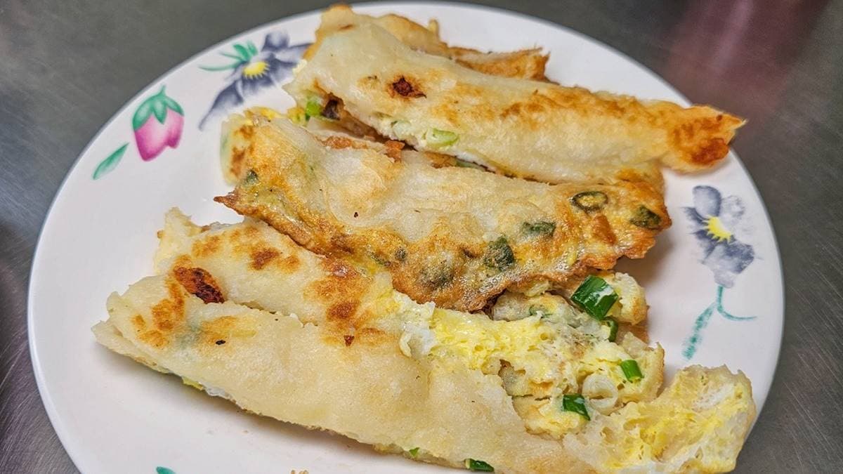 「蔥蛋餅」吃起來外酥內嫩，裡面的蔥花還帶有水分，能吃到蛋香及蔥花的甜味。（圖片來源：剎有其食）