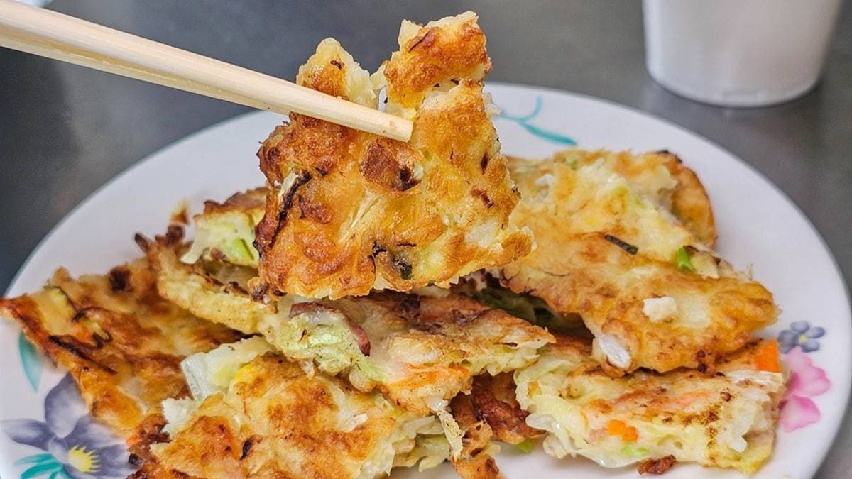 「什錦煎餅 」表面煎到很酥，咬下去可以吃到高麗菜脆脆的口感。（圖片來源：剎有其食）