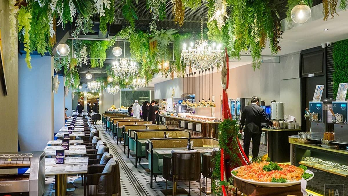 餐廳空間混合工業風與花草裝飾，相當雅緻。（圖片來源：翰斯輕旅攝）
