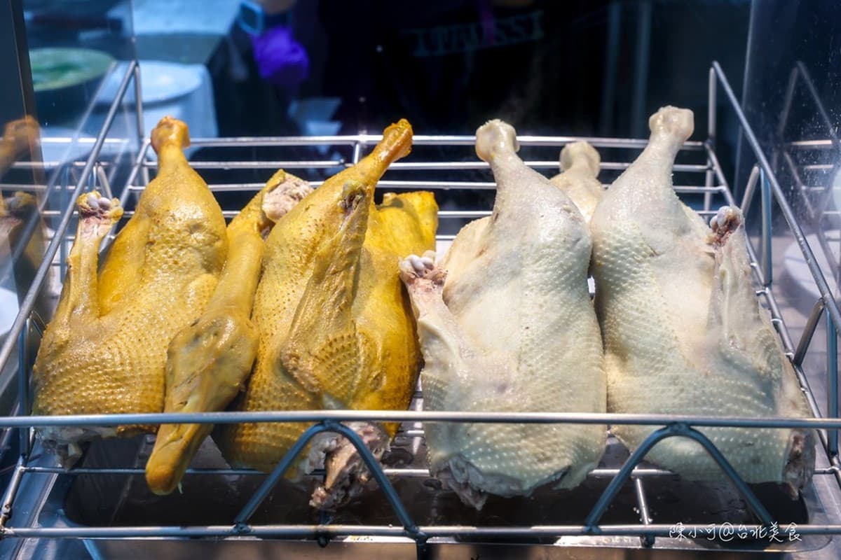 延三夜市超強鵝肉攤！甘蔗鵝、鹽水鵝皮Ｑ肉嫩，鵝油飯尬半熟炸蛋超銷魂