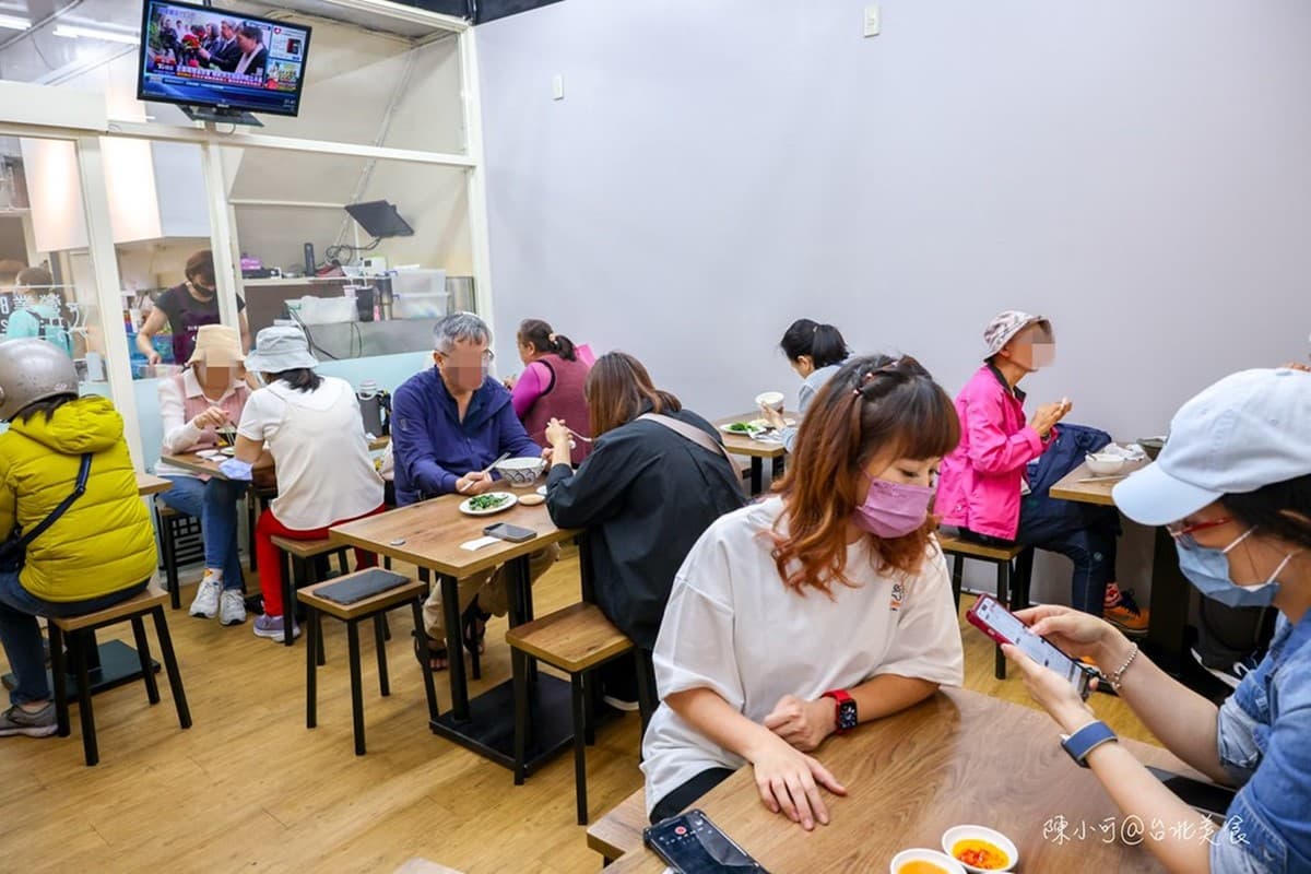 延三夜市超強鵝肉攤！甘蔗鵝、鹽水鵝皮Ｑ肉嫩，鵝油飯尬半熟炸蛋超銷魂