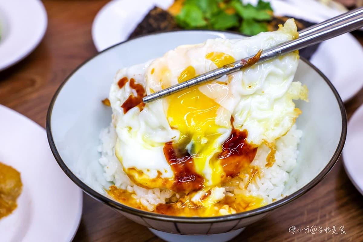 延三夜市超強鵝肉攤！甘蔗鵝、鹽水鵝皮Ｑ肉嫩，鵝油飯尬半熟炸蛋超銷魂