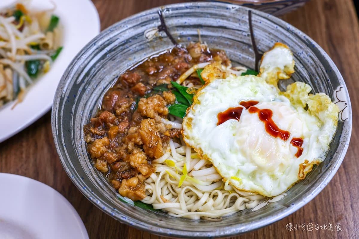 延三夜市超強鵝肉攤！甘蔗鵝、鹽水鵝皮Ｑ肉嫩，鵝油飯尬半熟炸蛋超銷魂