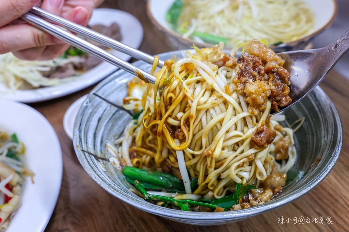 延三夜市超強鵝肉攤！甘蔗鵝、鹽水鵝皮Ｑ肉嫩，鵝油飯尬半熟炸蛋超銷魂