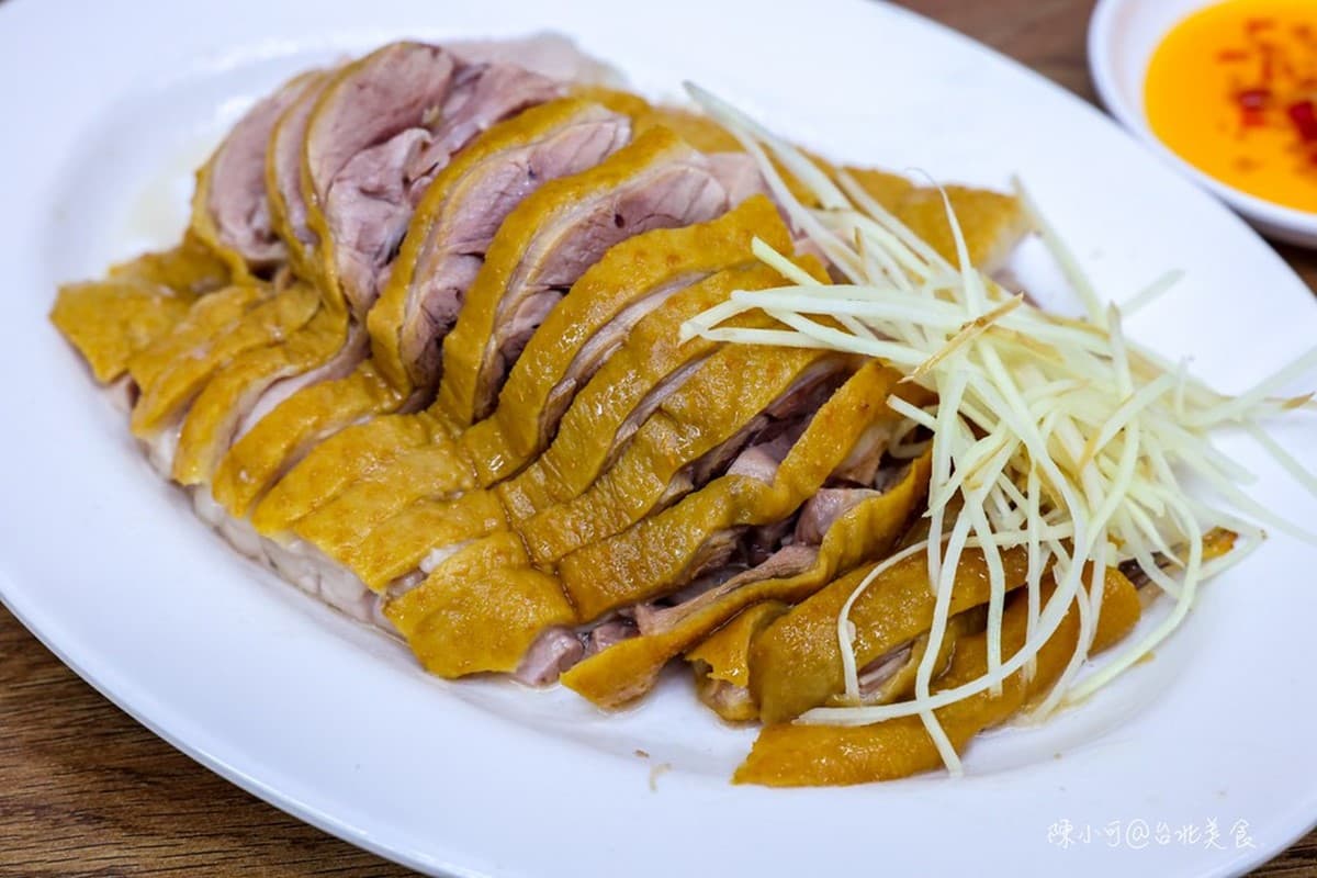 延三夜市超強鵝肉攤！甘蔗鵝、鹽水鵝皮Ｑ肉嫩，鵝油飯尬半熟炸蛋超銷魂