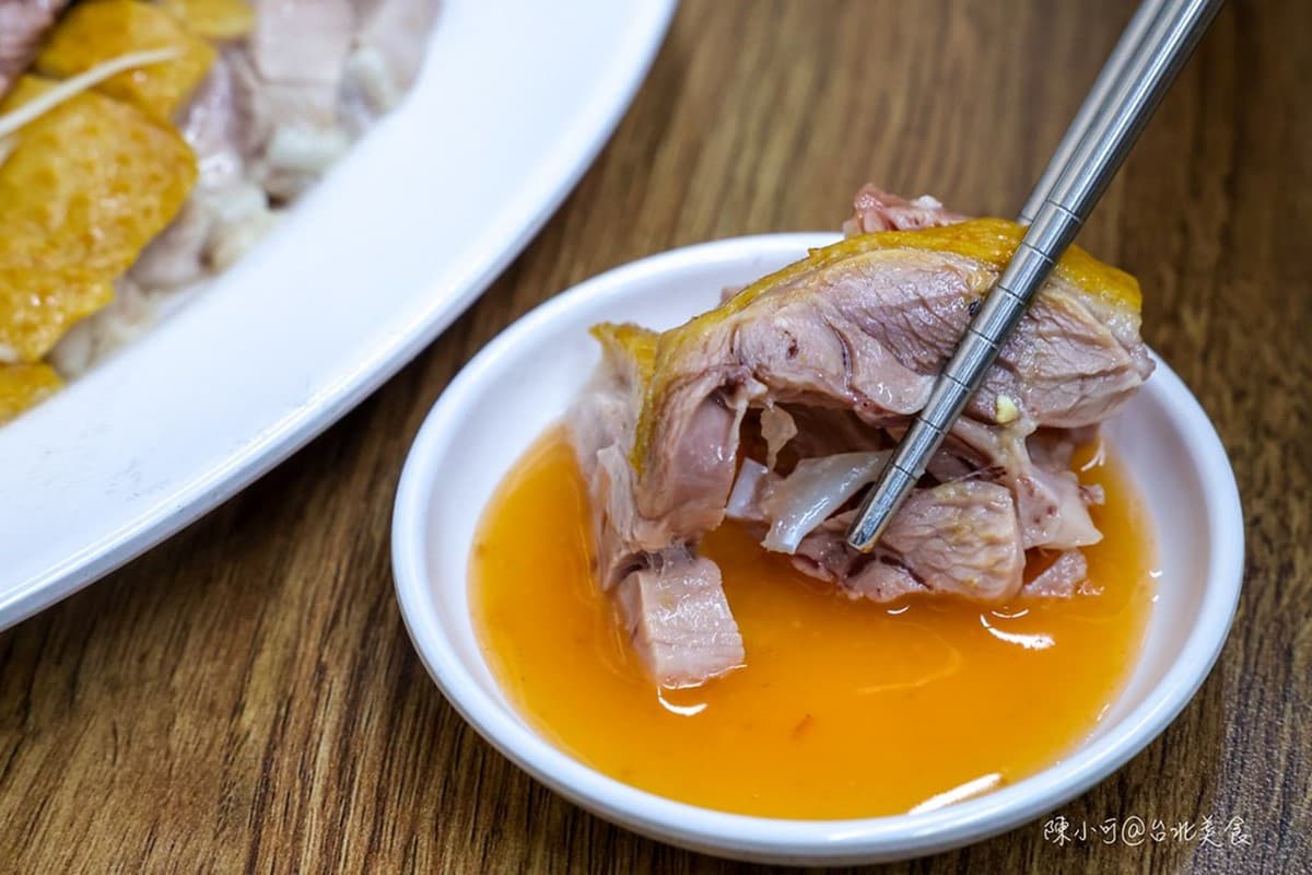 延三夜市超強鵝肉攤！甘蔗鵝、鹽水鵝皮Ｑ肉嫩，鵝油飯尬半熟炸蛋超銷魂