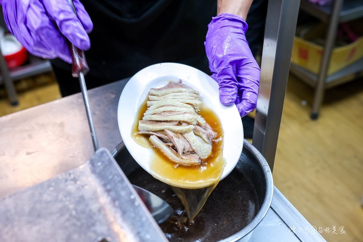 延三夜市超強鵝肉攤！甘蔗鵝、鹽水鵝皮Ｑ肉嫩，鵝油飯尬半熟炸蛋超銷魂