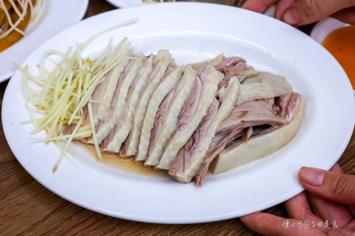 延三夜市超強鵝肉攤！甘蔗鵝、鹽水鵝皮Ｑ肉嫩，鵝油飯尬半熟炸蛋超銷魂