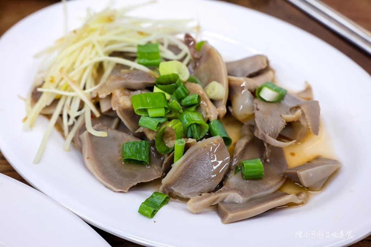 延三夜市超強鵝肉攤！甘蔗鵝、鹽水鵝皮Ｑ肉嫩，鵝油飯尬半熟炸蛋超銷魂