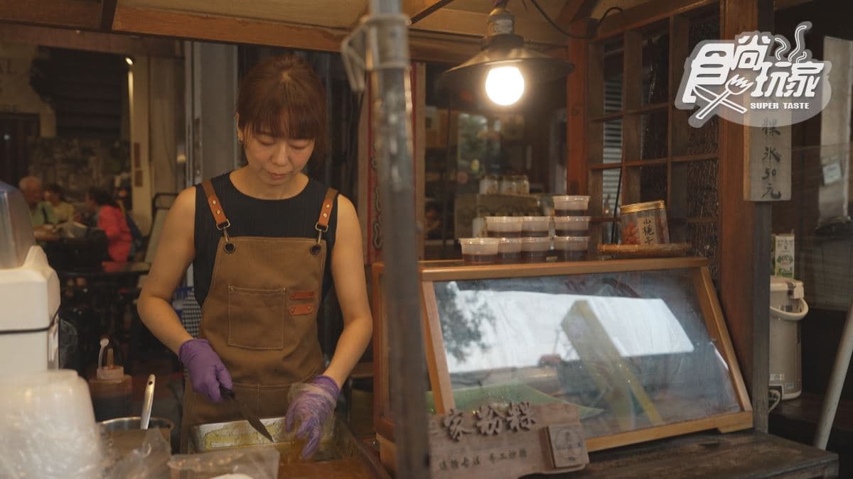 粉粿使用天然的山梔子製作，與一般外面賣的粉粿不同。