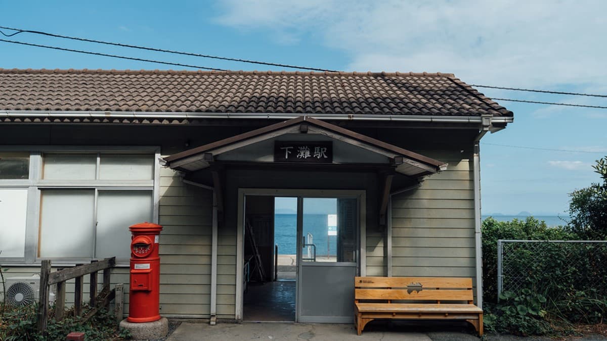車站建築古樸可愛，站內張貼日落時間表等資訊。（圖片來源：羅賓的攝影漫步）