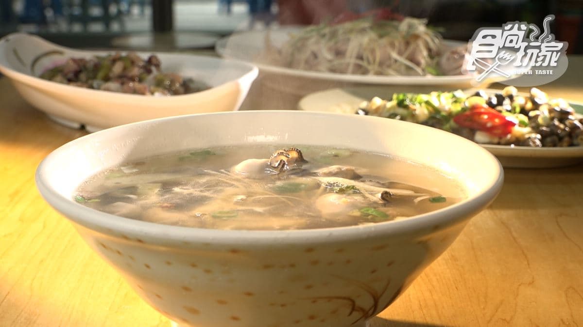 這家切仔麵攤的特色在於無菜單料理，提供多樣且美味的餐點。