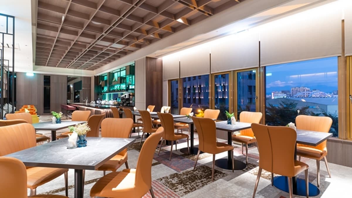 用餐空間可欣賞窗外美景。（圖片來源：台中福華大飯店）