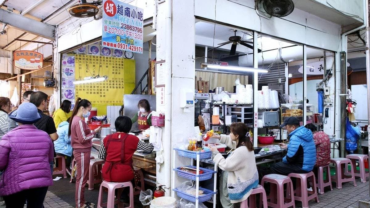 店面由越南姑娘掌廚，是南屯市場內的人氣早餐。（圖片來源：雪倫情報局）