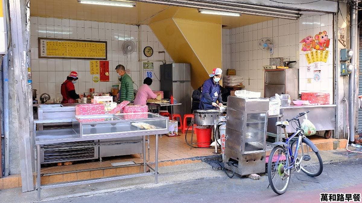 店內販售著蛋餅、飯糰、水煎包、刈包各類傳統早點。（圖片來源：霸子。食樂拼圖）