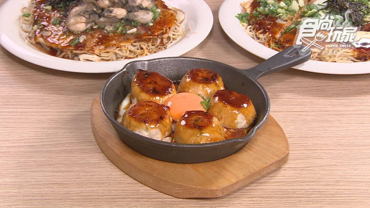 「雞肉丸子」的醬料和蛋黃很搭。