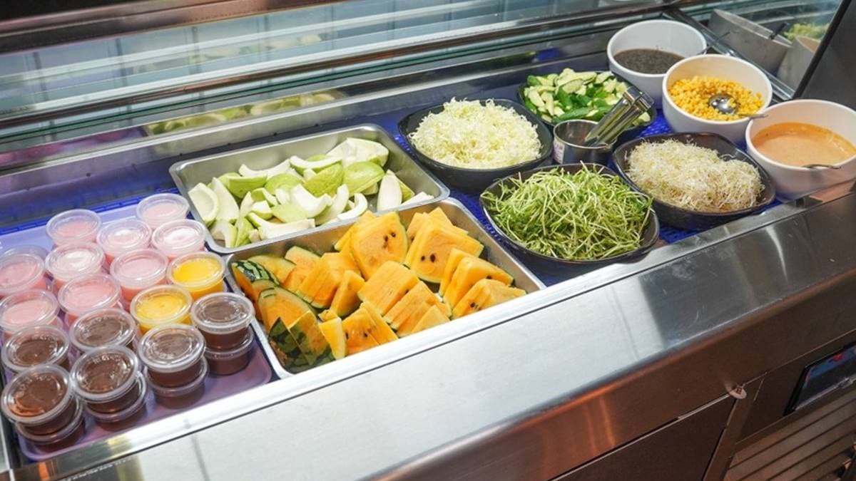 生菜沙拉區也有５款蔬菜、２款季節性水果、和自製甜品任你吃。（圖片來源：跟著尼力吃喝玩樂）