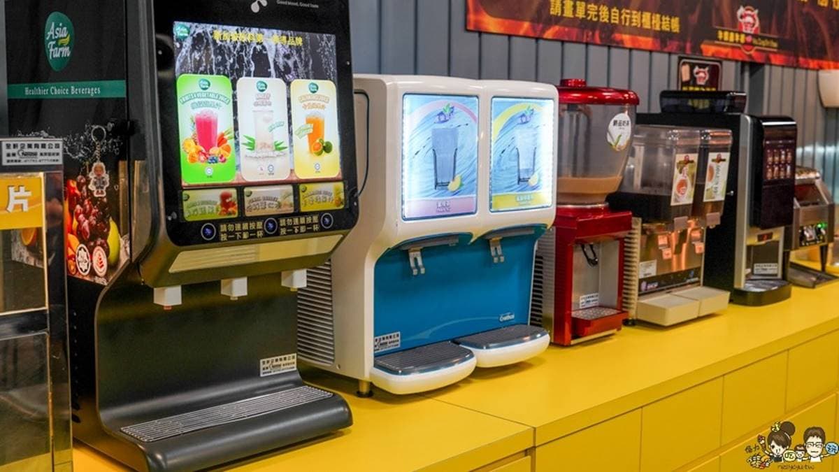 飲料區提供多種冷熱飲品，有超過10種選擇，茶飲、果汁、咖啡一應俱全。（圖片來源：跟著尼力吃喝玩樂）