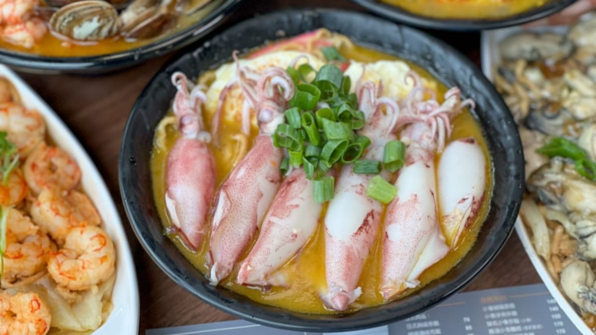 「小卷鍋燒意麵」也是來店必點，表面擺滿６大隻Q彈又新鮮的澎派小卷。（圖片來源：花露露 の花花世界）