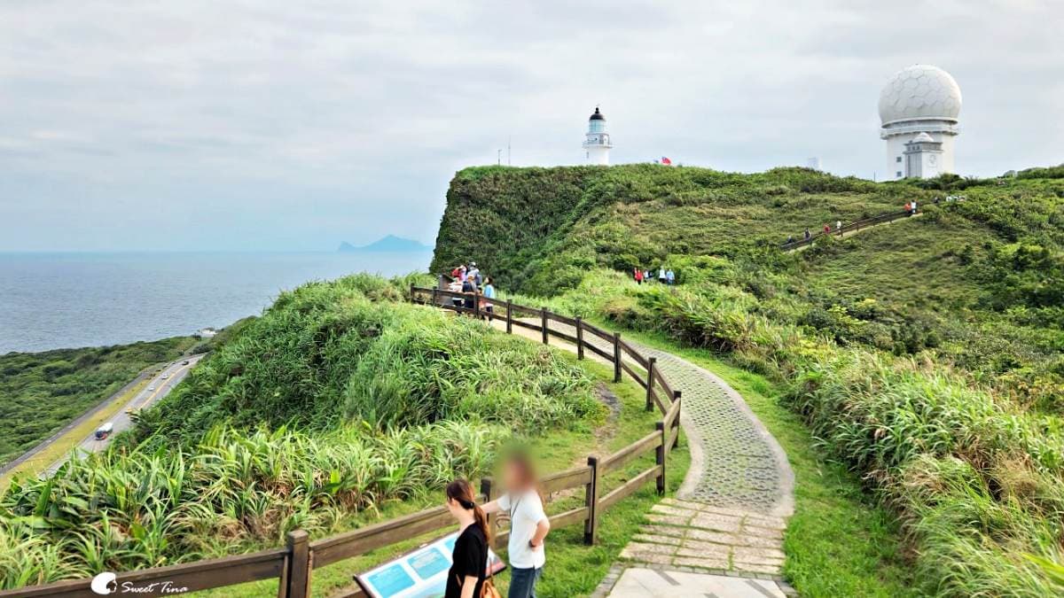 站在步道可以將燈塔、雷達站、龜山島美景盡收眼底。（圖片來源：Sweet Tina 樂在生活分享）
