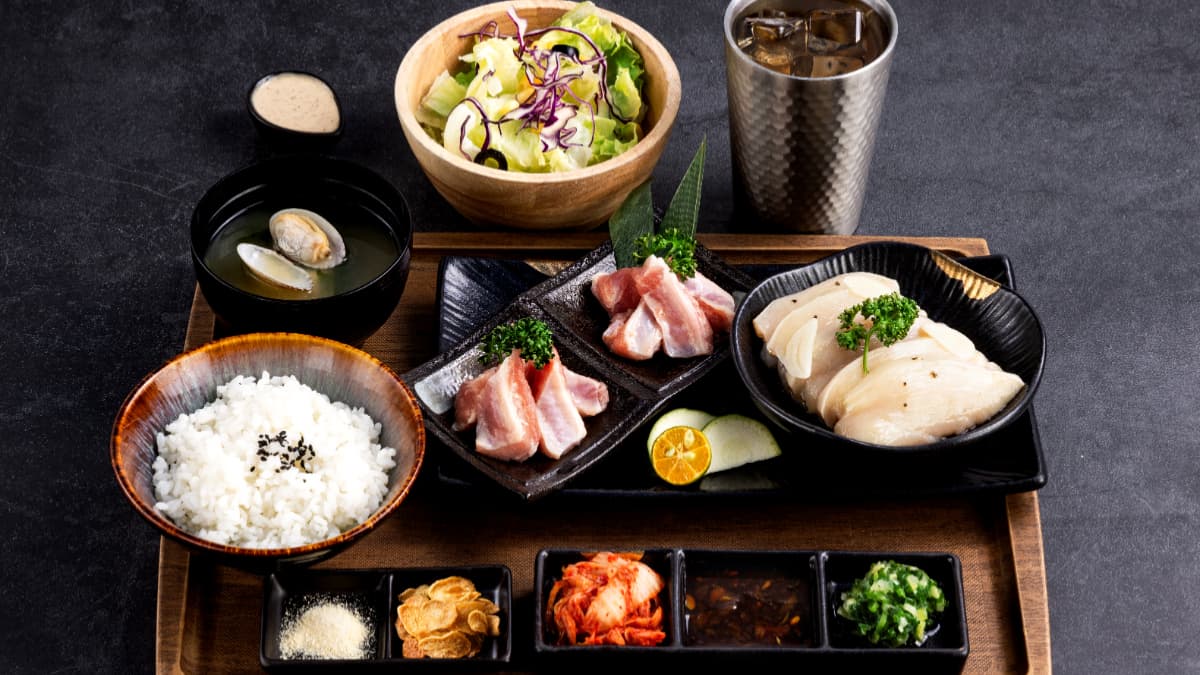 套餐會附上沙拉、飲料、白飯、湯，以及店家自製的醬料。（圖片來源：IKIGAI）