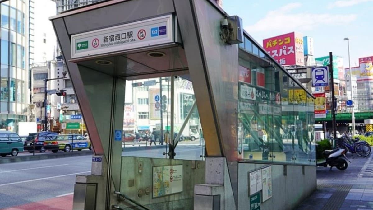 從東京地下鐵新宿西口站出來，這棟大樓就是六歌仙的所在地。（圖片來源：波妮說食話）