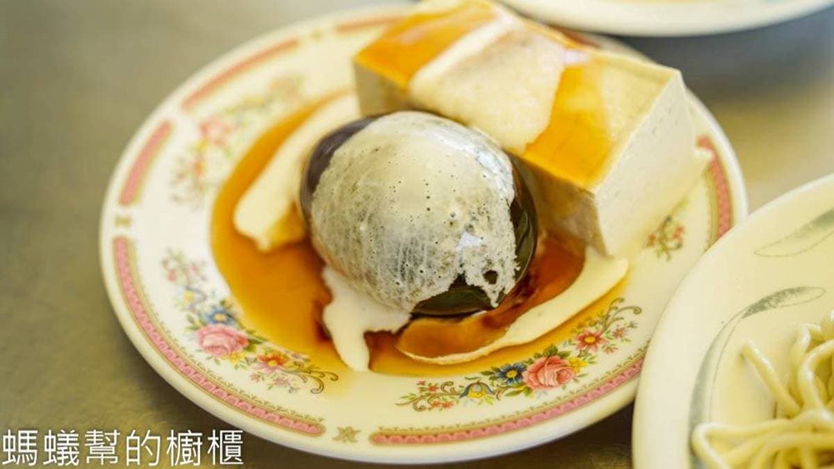 皮蛋豆腐會淋上醬油跟白醋，使用板豆腐相當特別，帶點微甜風味。（圖片來源：螞蟻幫的櫥櫃）