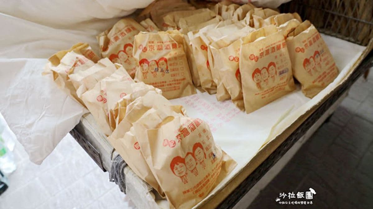 酒釀餅會用厚厚的棉被蓋住保溫，拿到時還是熱的。（圖片來源：沙拉公主吃喝玩樂看世界）