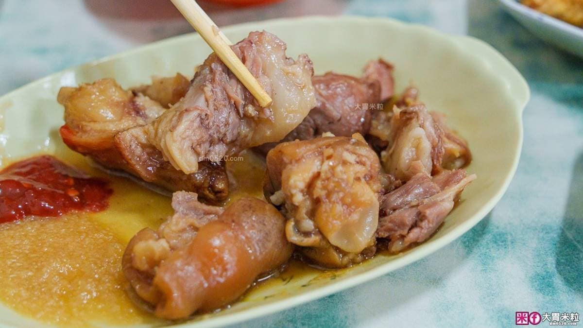 綜合豬腳有帶皮腳蹄和瘦肉，靈魂醬料必搭蒜泥醬油。（圖片來源：大胃米粒DAVID&MILLY）