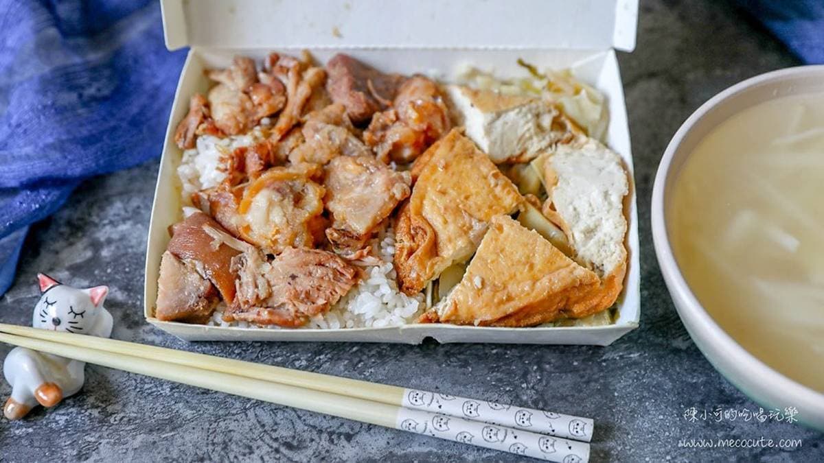 也有不少人選擇外帶豬腳便當，配菜有油豆腐和筍絲。（圖片來源：陳小可的吃喝玩樂）