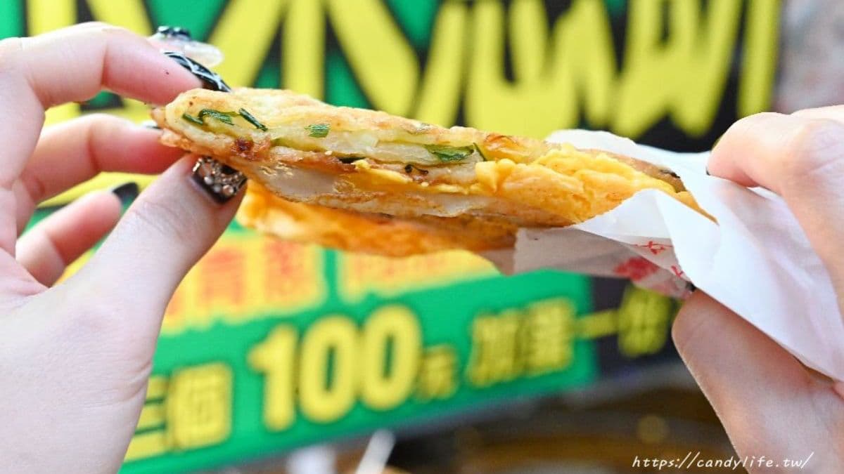 餅皮吃起來外酥內Q，青蔥的香、玉米的甜，通通吃得到。（圖片來源：糖糖's 享食生活）