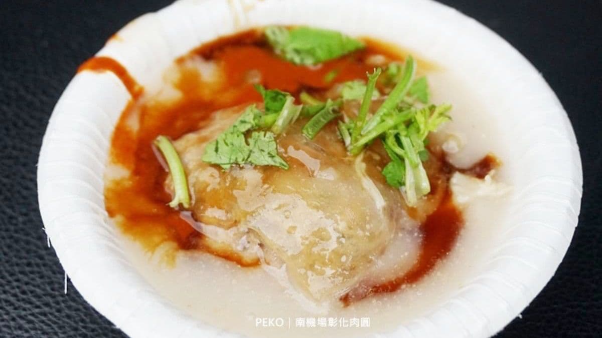 肉圓淋上特調甜米醬、醬油膏和辣醬，單吃肉圓皮就好吃。（圖片來源：PEKOのSimple Life）
