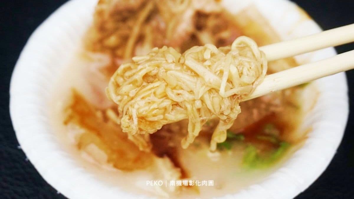 內餡還有比金針菇還細的細筍絲，沾附滿滿醬汁超好吃。（圖片來源：PEKOのSimple Life）