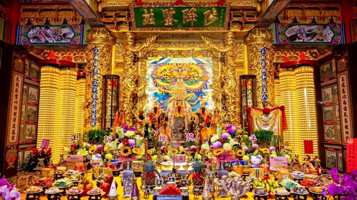 主殿供奉「玉皇大帝」以及掌管天、地、水的三官大帝。（圖片來源：愛伯特吃喝玩樂全記錄）