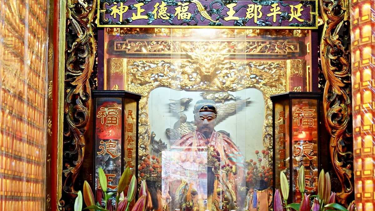 左神龕供奉延平郡王鄭成功及土地公。（圖片來源：貓大爺部落格）