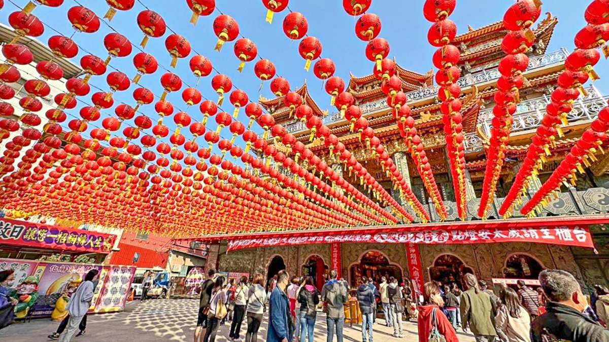 左營新庄仔天公廟的門口掛著紅燈籠海，很多攝影師會來取景。（圖片來源：跟著尼力吃喝玩樂）