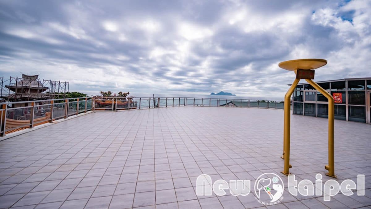 背倚草嶺山面向太平洋，可眺望龜山島。（圖片來源：小菲親子玩樂生活）