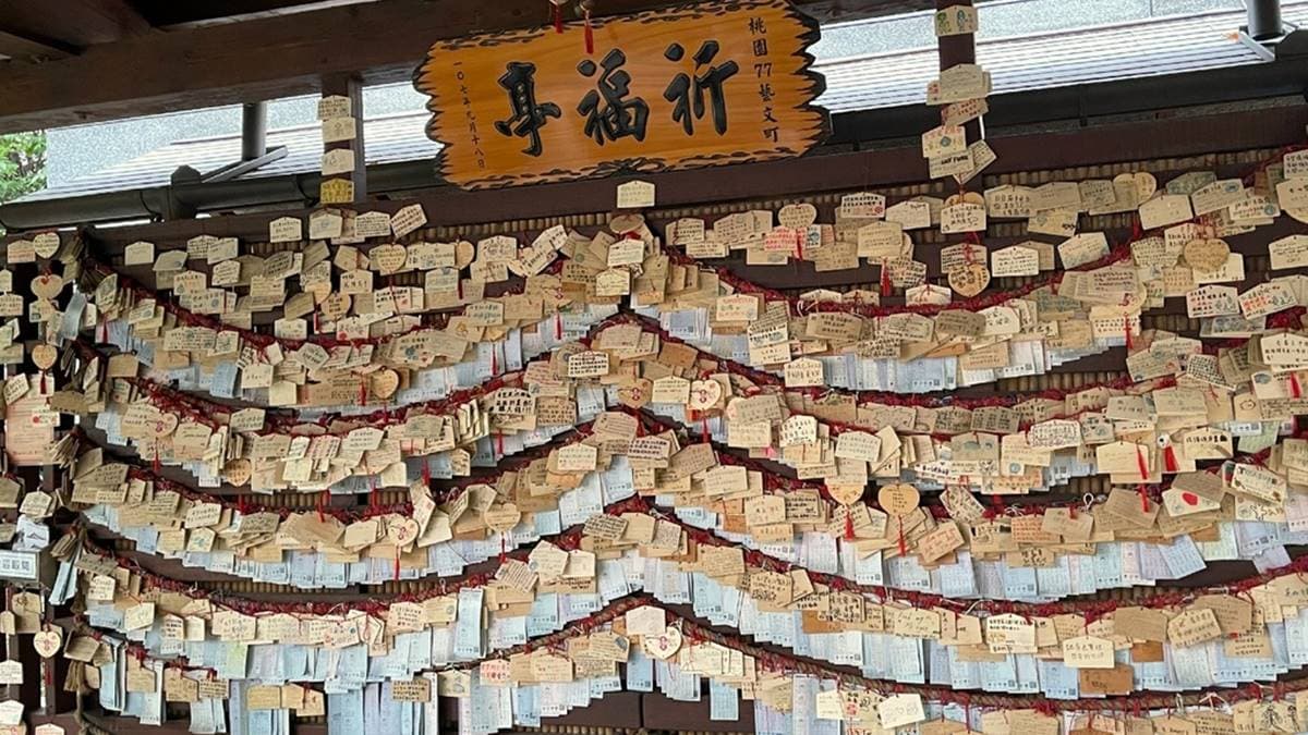 祈福亭掛上許多祈福繪馬。（圖片來源：雙子喵玩樂旅行）