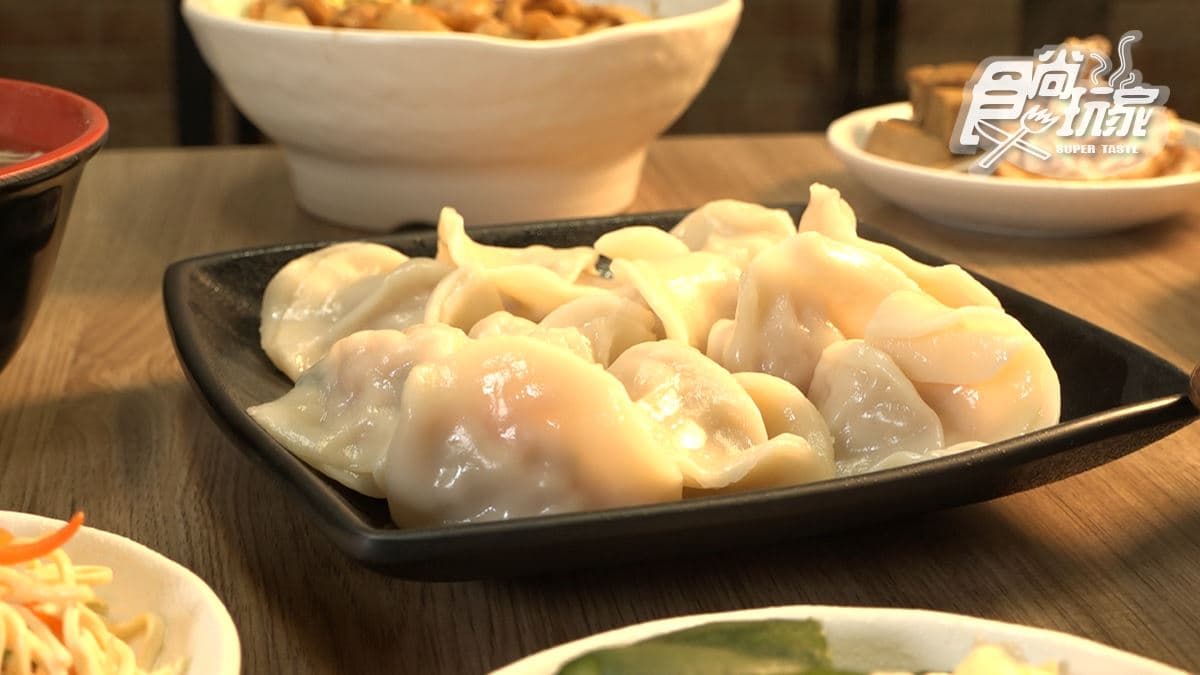 除了刀削麵外，也有各式小菜和水餃。