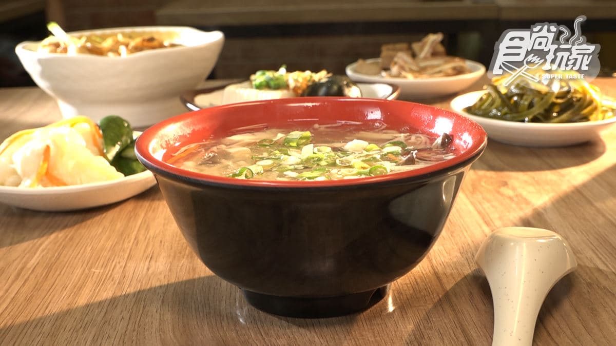 「酸辣湯」金針菇給得很多，也有柴魚味。