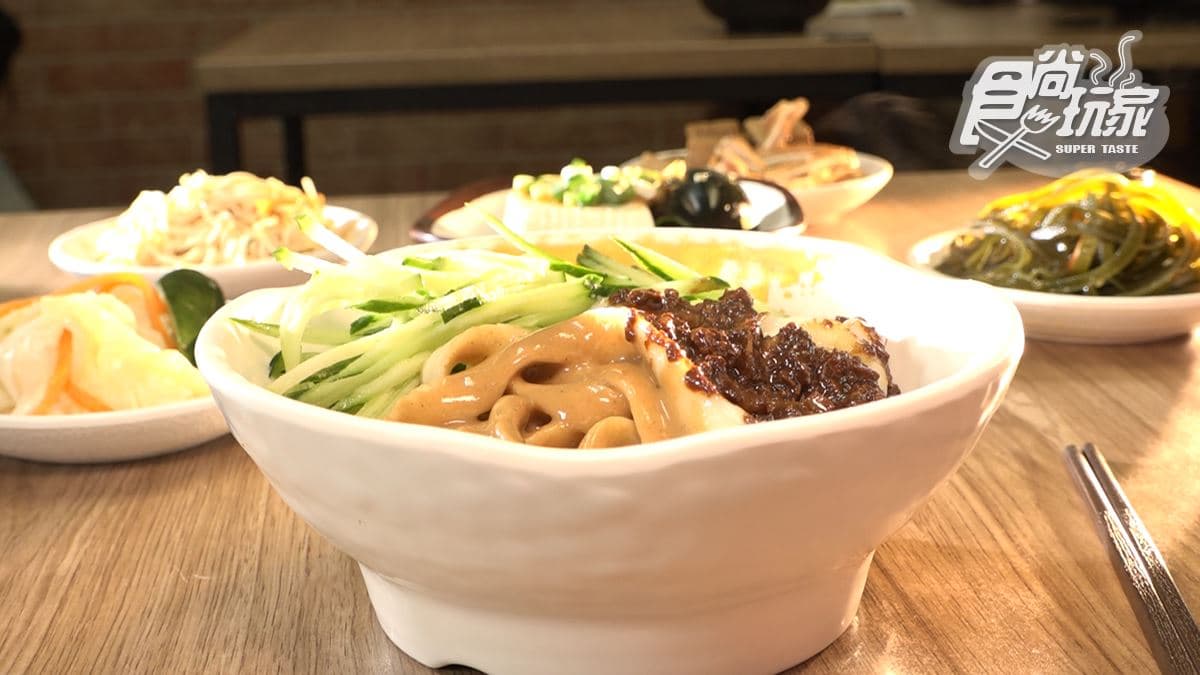 「雙醬麵」加入山西醋一起吃更夠味。