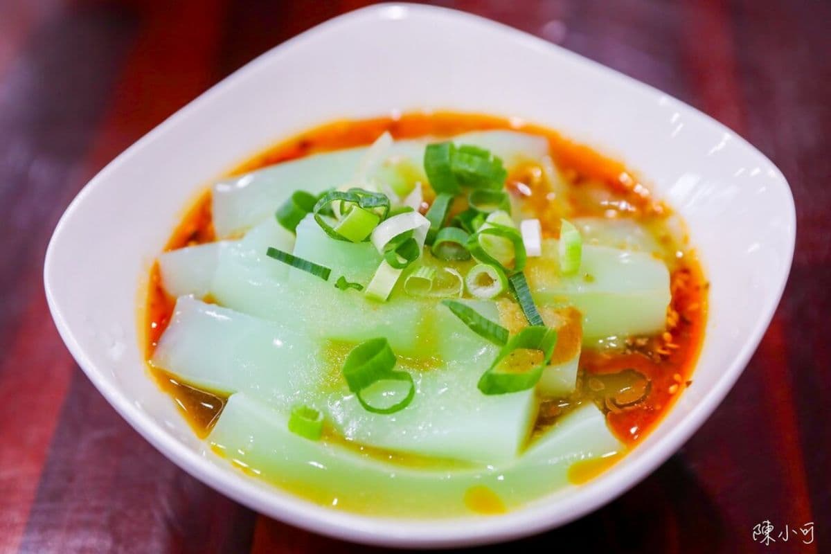 怕你吃不飽！高CP值「川味麵館」免費加麵揪甘心，大盆香菜、時蔬任你加