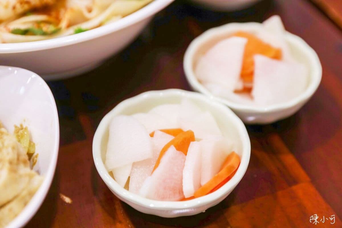 怕你吃不飽！高CP值「川味麵館」免費加麵揪甘心，大盆香菜、時蔬任你加