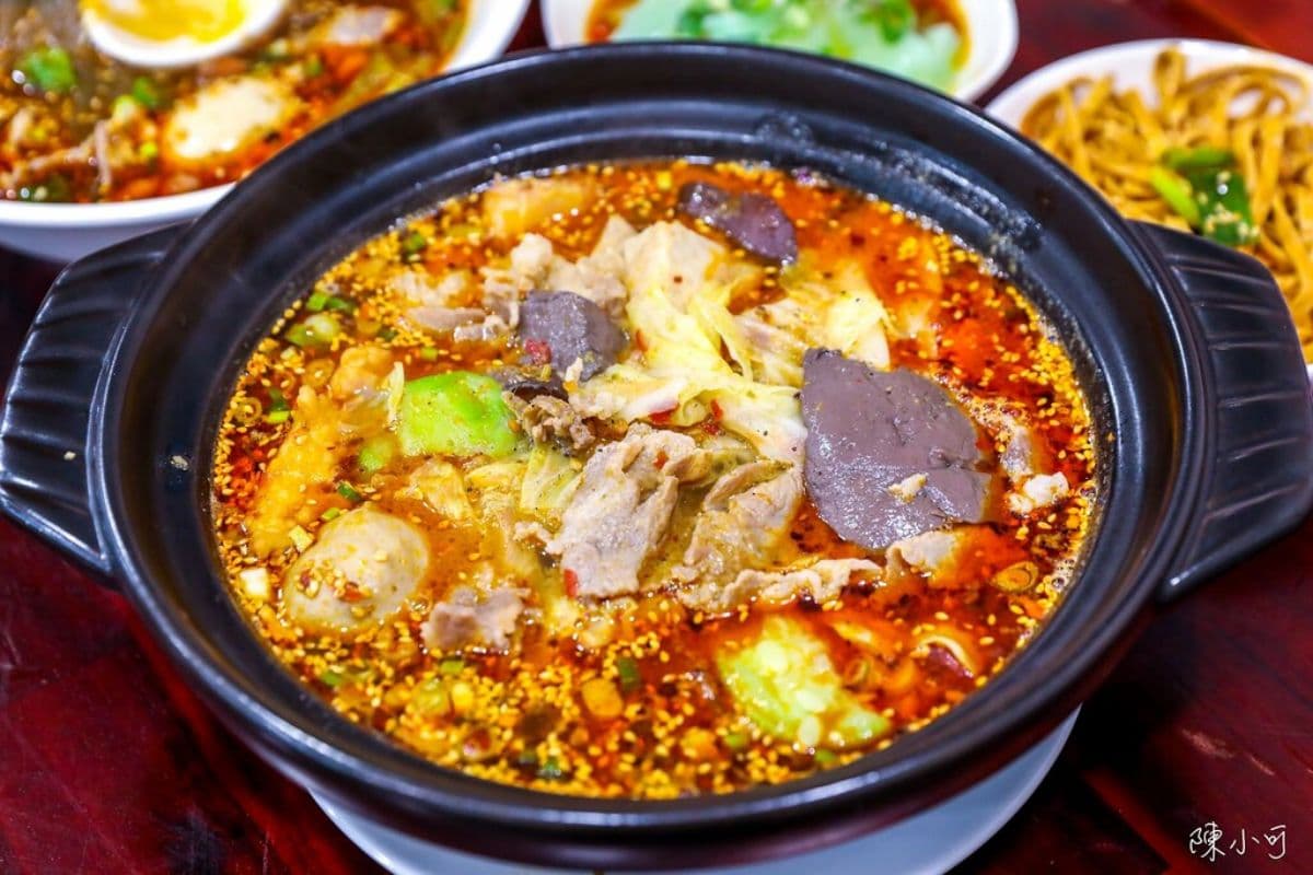 怕你吃不飽！高CP值「川味麵館」免費加麵揪甘心，大盆香菜、時蔬任你加