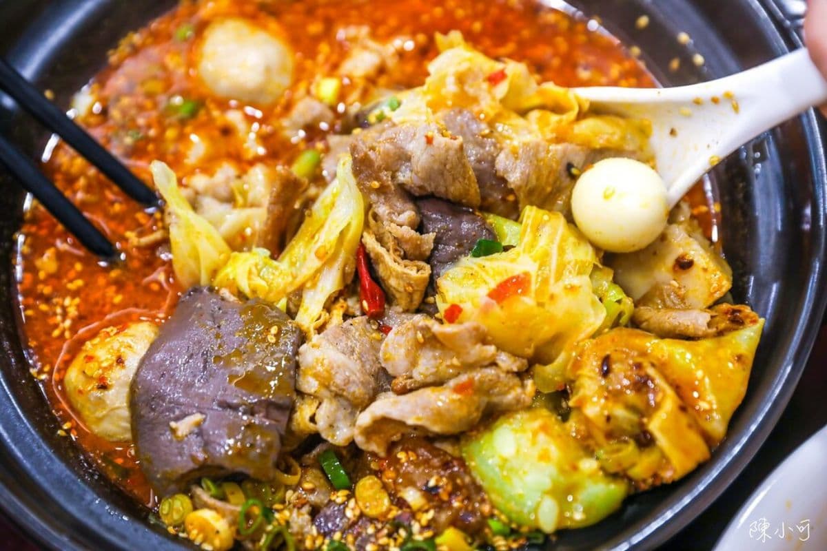 怕你吃不飽！高CP值「川味麵館」免費加麵揪甘心，大盆香菜、時蔬任你加