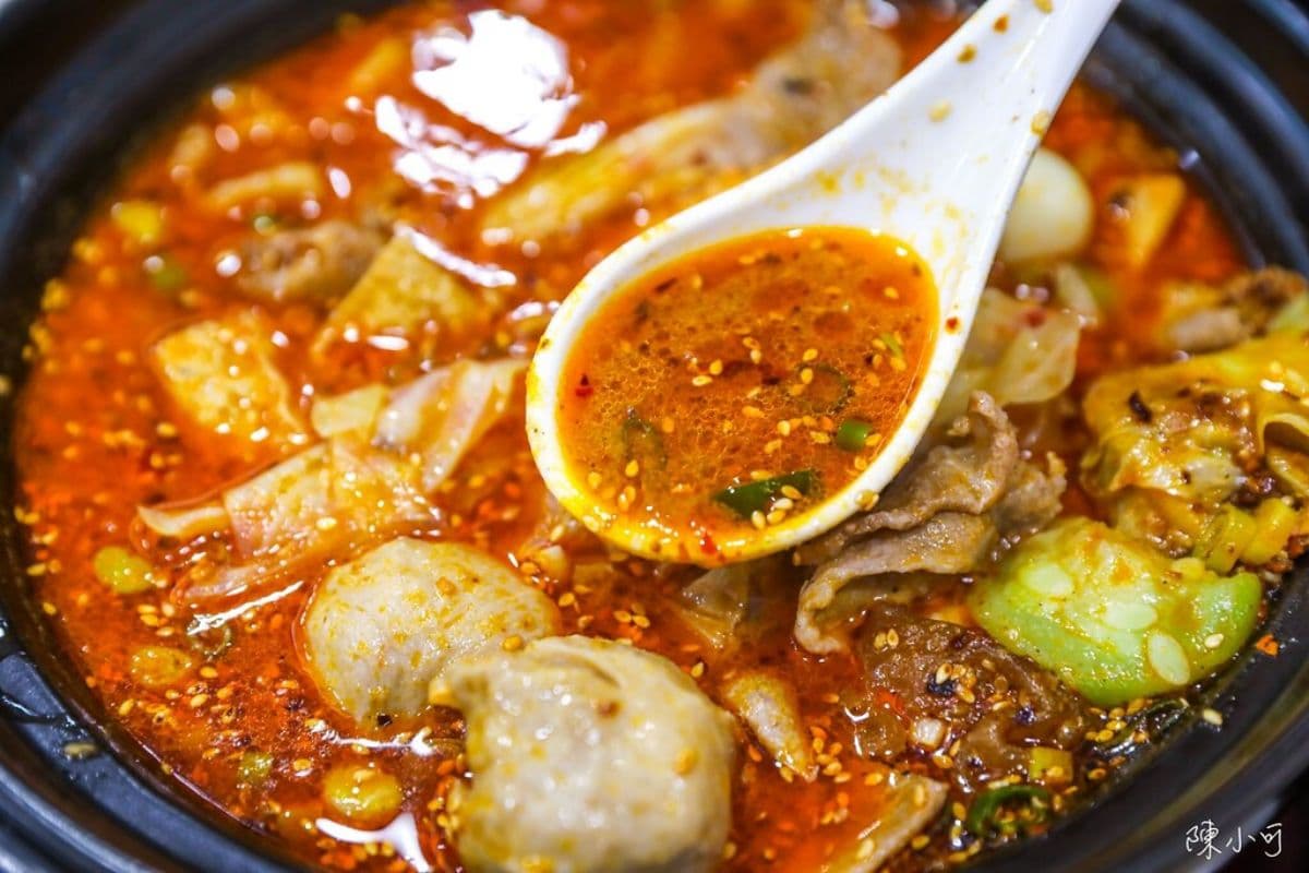 怕你吃不飽！高CP值「川味麵館」免費加麵揪甘心，大盆香菜、時蔬任你加