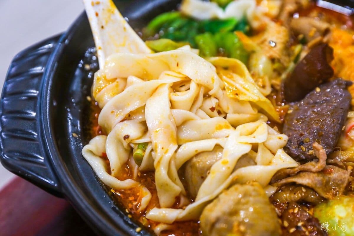怕你吃不飽！高CP值「川味麵館」免費加麵揪甘心，大盆香菜、時蔬任你加