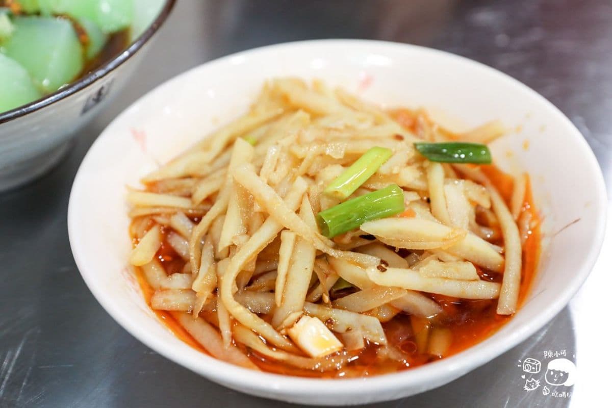 怕你吃不飽！高CP值「川味麵館」免費加麵揪甘心，大盆香菜、時蔬任你加